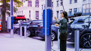 Japanese alt text: 政策で進む欧州、市場に委ねる米国：BEV充電インフラの行方