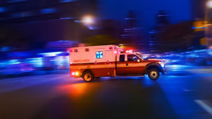 Japanese alt text: First responders ask remote assistants for support