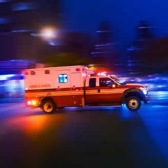 Japanese alt text: First responders ask remote assistants for support