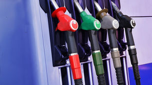 Japanese alt text: 揺れ動くCO2規制の行方～内燃機関戦略と電動化シナリオ