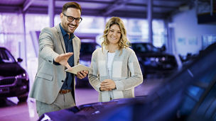 Japanese alt text: 自動車業界が描く次世代の顧客体験戦略の検討アプローチ