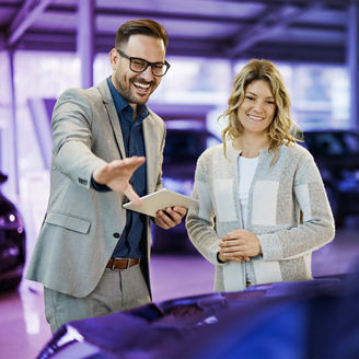 Japanese alt text: 自動車業界が描く次世代の顧客体験戦略の検討アプローチ