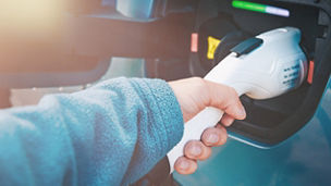 Japanese alt text: EV普及がもたらす電力ビジネスのフロンティア