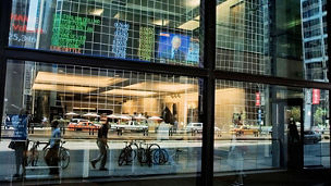 ガラスに映る電光掲示板