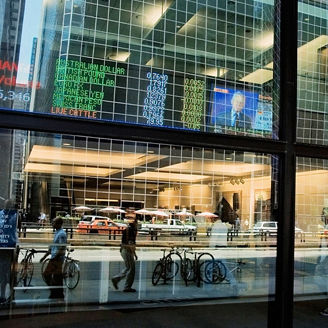 ガラスに映る電光掲示板