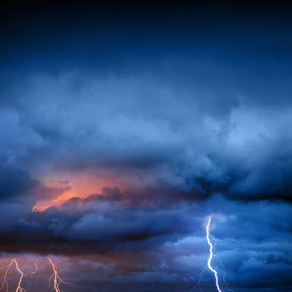 Japanese alt text: 雷雲