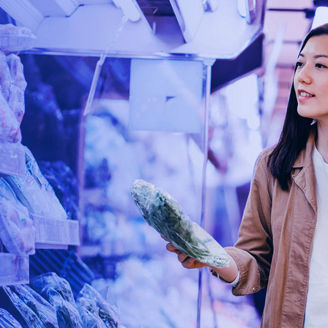 買い物をする女性