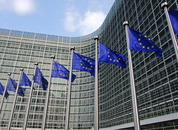 最も定番・EU行政の象徴  機関：欧州委員会（European Commission） 場所：シューマン・ロータリー（Schuman Rond-Point） 写り方の特徴  曲線的なガラス建築 前景に並ぶEU旗（青地に星）