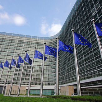 最も定番・EU行政の象徴  機関：欧州委員会（European Commission） 場所：シューマン・ロータリー（Schuman Rond-Point） 写り方の特徴  曲線的なガラス建築 前景に並ぶEU旗（青地に星）