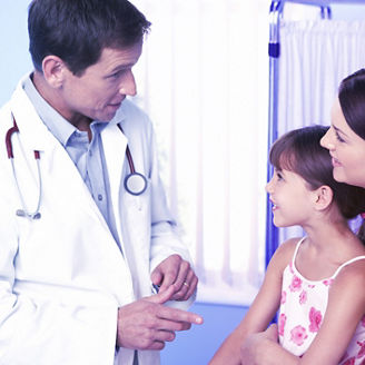 Japanese alt text: 医師の診察を受ける親子