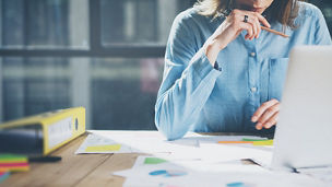 Japanese alt text: 資料を検討する女性