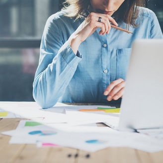  資料を検討する女性