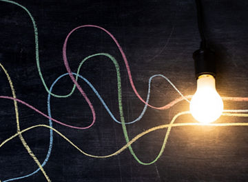 チョークで描かれた曲線と電球