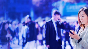 雑踏の中の女性