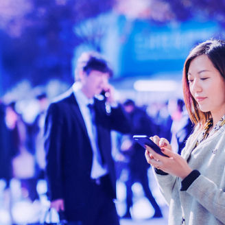 雑踏の中の女性