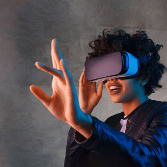 Japanese alt text:VRを使用する女性 