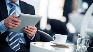 タブレットを使うビジネスマン