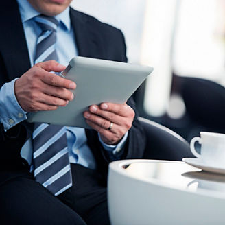 タブレットを使うビジネスマン
