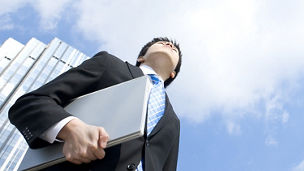 空を見上げるビジネスマン