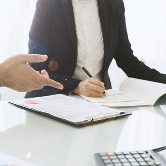 Japanese alt text: 打ち合わせをする2人