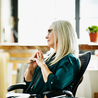 椅子に座った女性