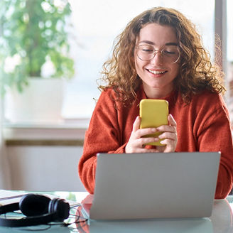 Japanese alt text:スマートフォンのセットアップをする女性