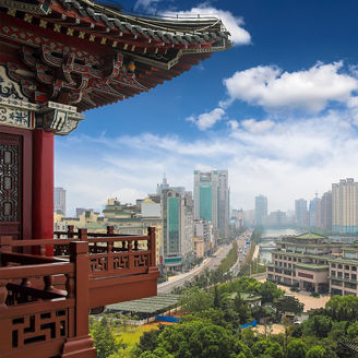 古代と近代が融合したアジアの街並み