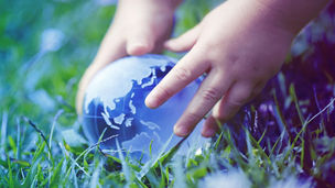 ボールを拾い上げる小さな手