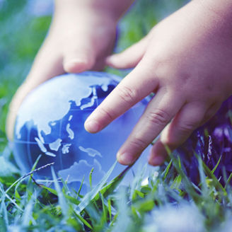 ボールを拾い上げる小さな手