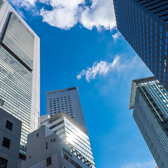 そびえ立つビル