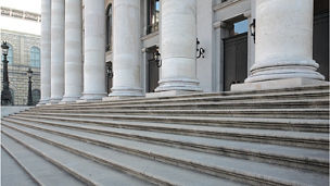 Japanese alt text: 白い柱と階段