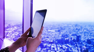 Japanese alt text: スマートフォンを持つ手