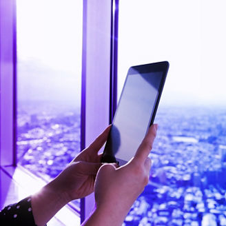 Japanese alt text: スマートフォンを持つ手