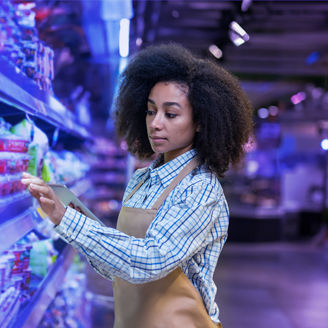 Japanese alt text: 商品棚を見る女性