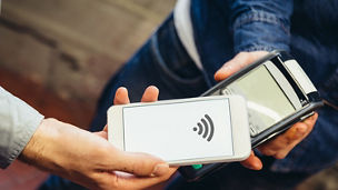 Japanese alt text: スマホ決済をする手