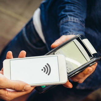 Japanese alt text: スマホ決済をする手