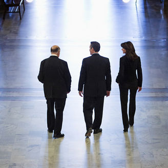 話し合う政治家たちの後ろ姿