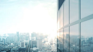オフィスビルに差し込む朝日