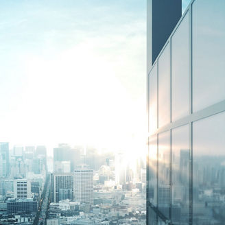 オフィスビルに差し込む朝日