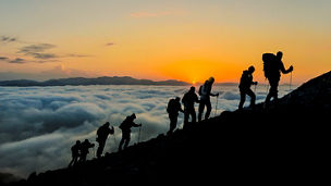 Japanese alt text:日の出と登山者