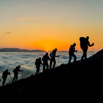 Japanese alt text:日の出と登山者