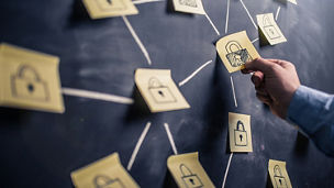 Japanese alt text: 黒板に貼られた付箋