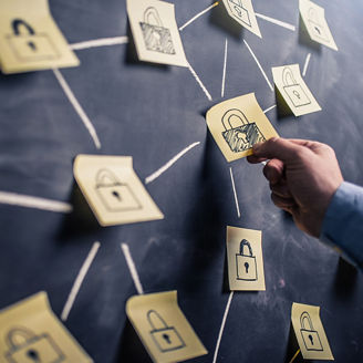 Japanese alt text: 黒板に貼られた付箋