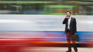 Japanese alt text: 電話をする男性：香港