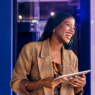 Japanese alt text: データ活用によるビジネスモデル変革を成功に導くための戦略の推進