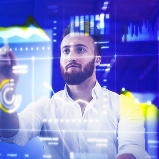 クリアボードに表示されるグラフを追う男性