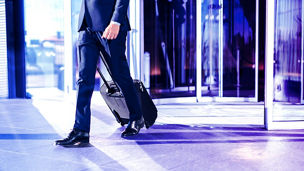 歩くビジネスマン