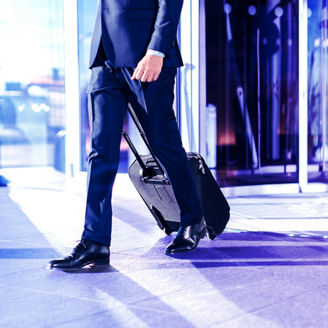 歩くビジネスマン