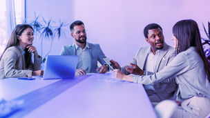 ミーティングルームで話し合うひとたち