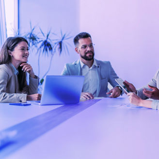 ミーティングルームで話し合うひとたち